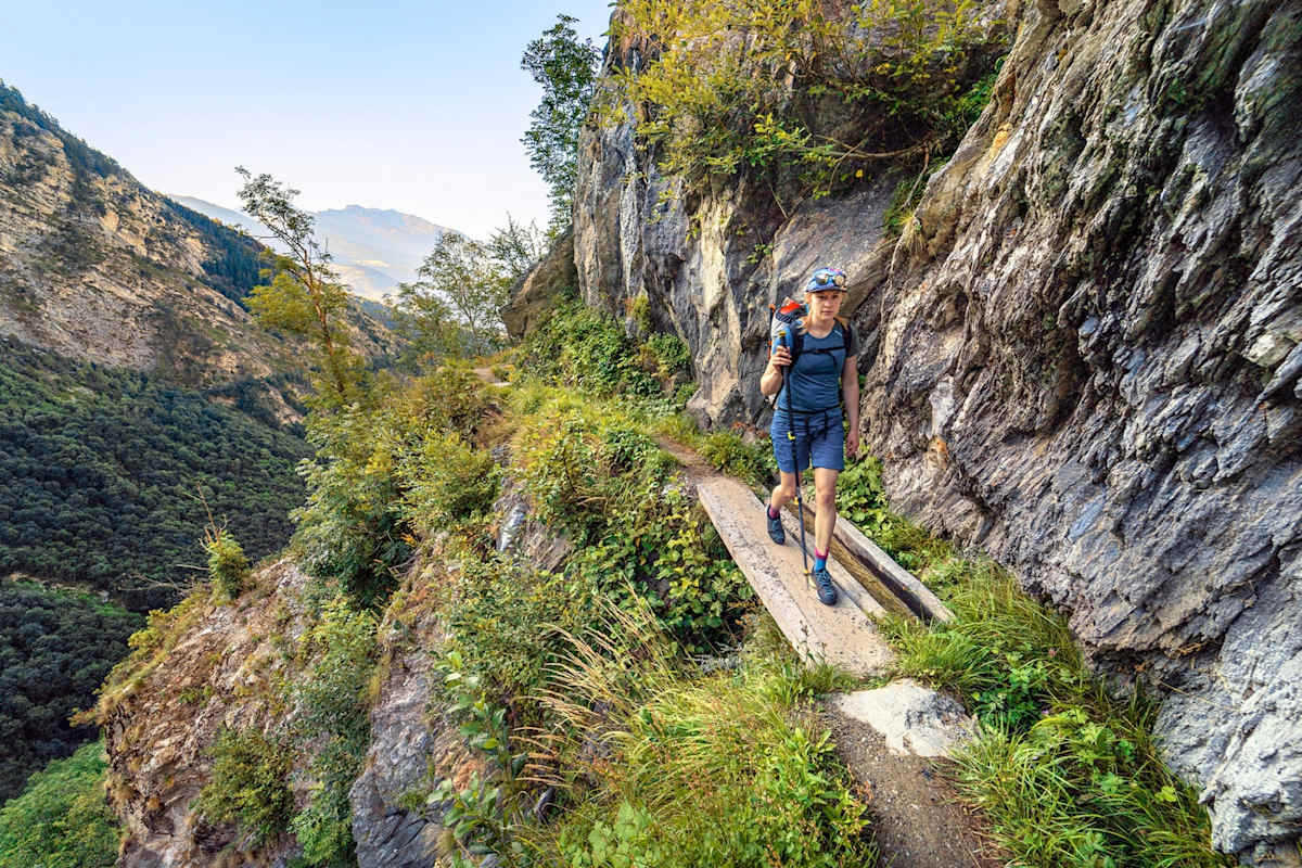 Ein Bergsteiger folgt dem Pfad am Berg.