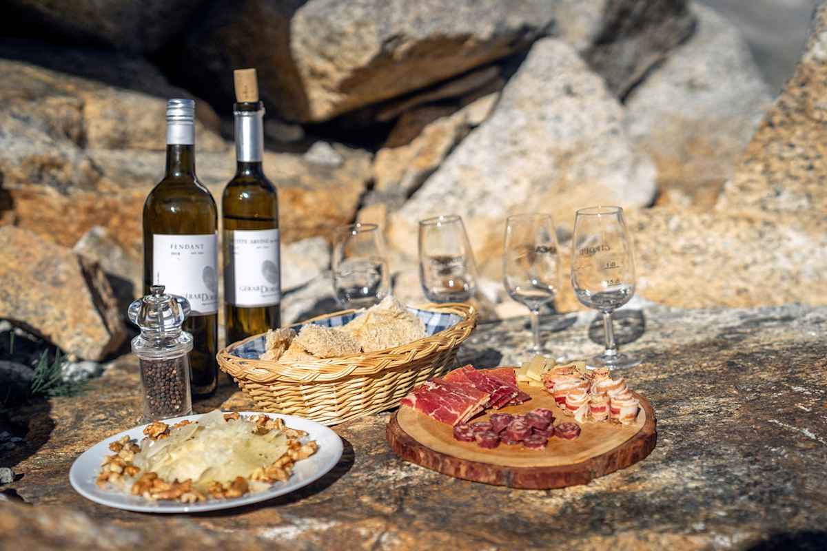 Eine Bergjause serviert im Freien.