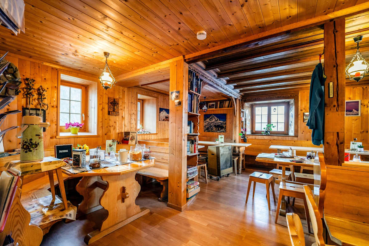 Die Stube der Berghütte.