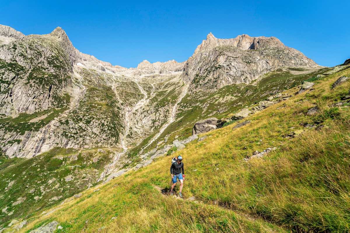 Ein Bergsteiger in der Alpenlandschaft.