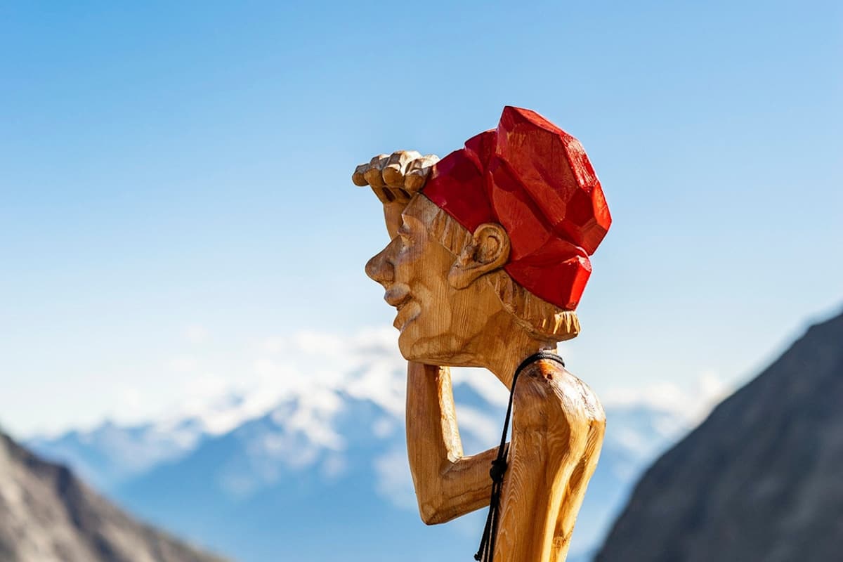 Kunst vor der Berghütte.