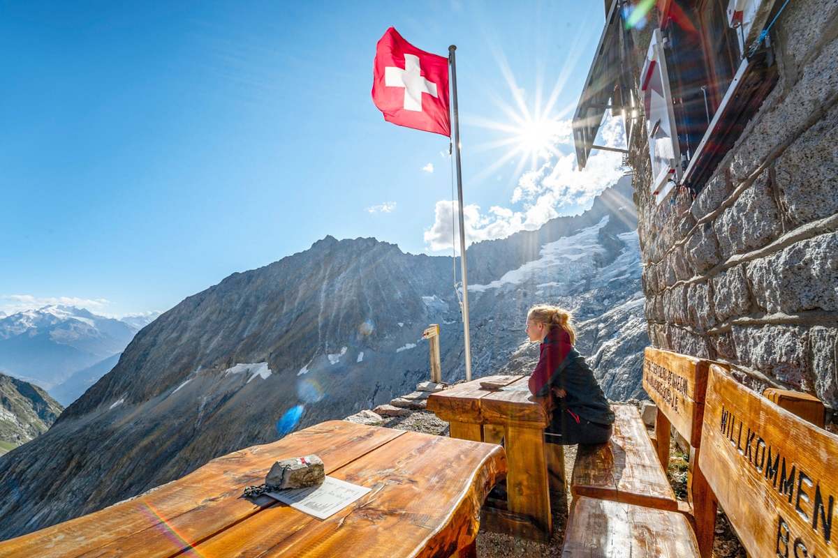 Ein Gast genießt die Aussicht.