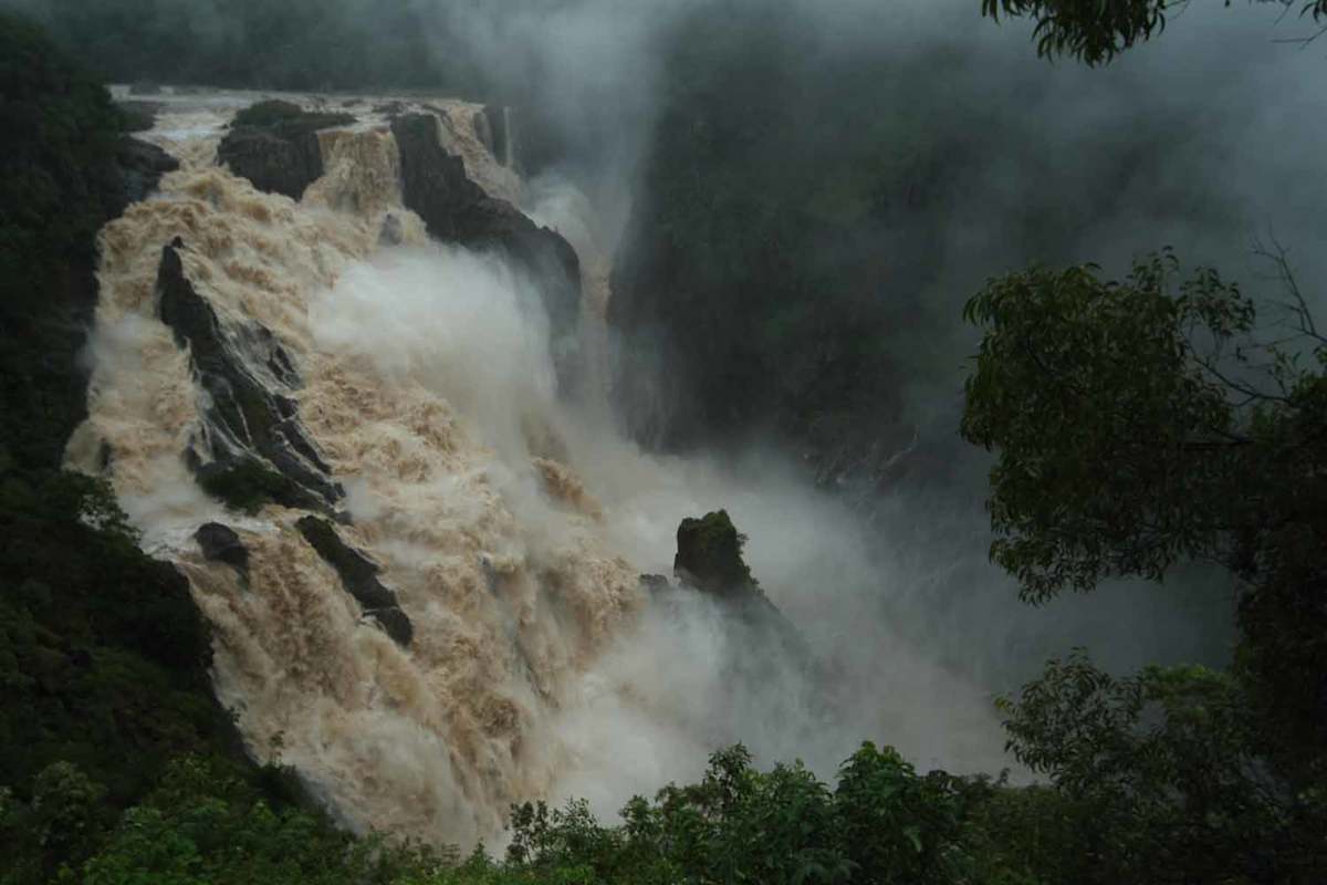  Extremwetter-Ereignisse werden immer häufiger und sind klare Anzeichen für den Klimawandel, im Bild die Barron Falls in Australien