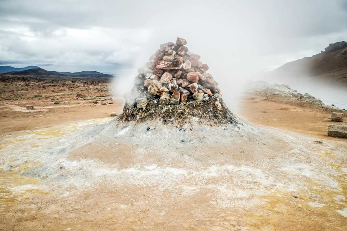 Námafjall mit heißem Wasserdampf der aus dem Erdinneren an die Erdoberfläche tritt