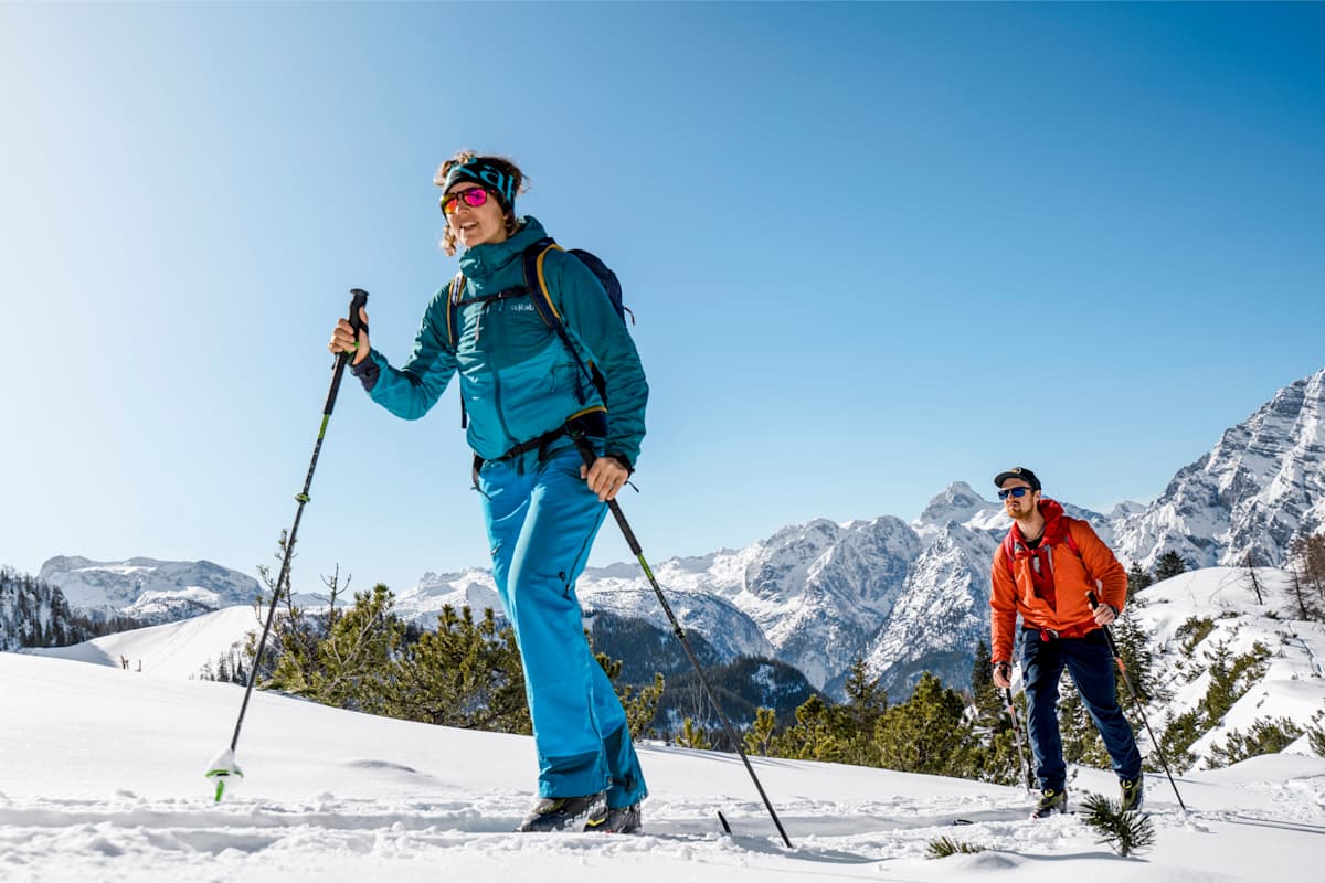 Tourschiwanderer in den Bergen
