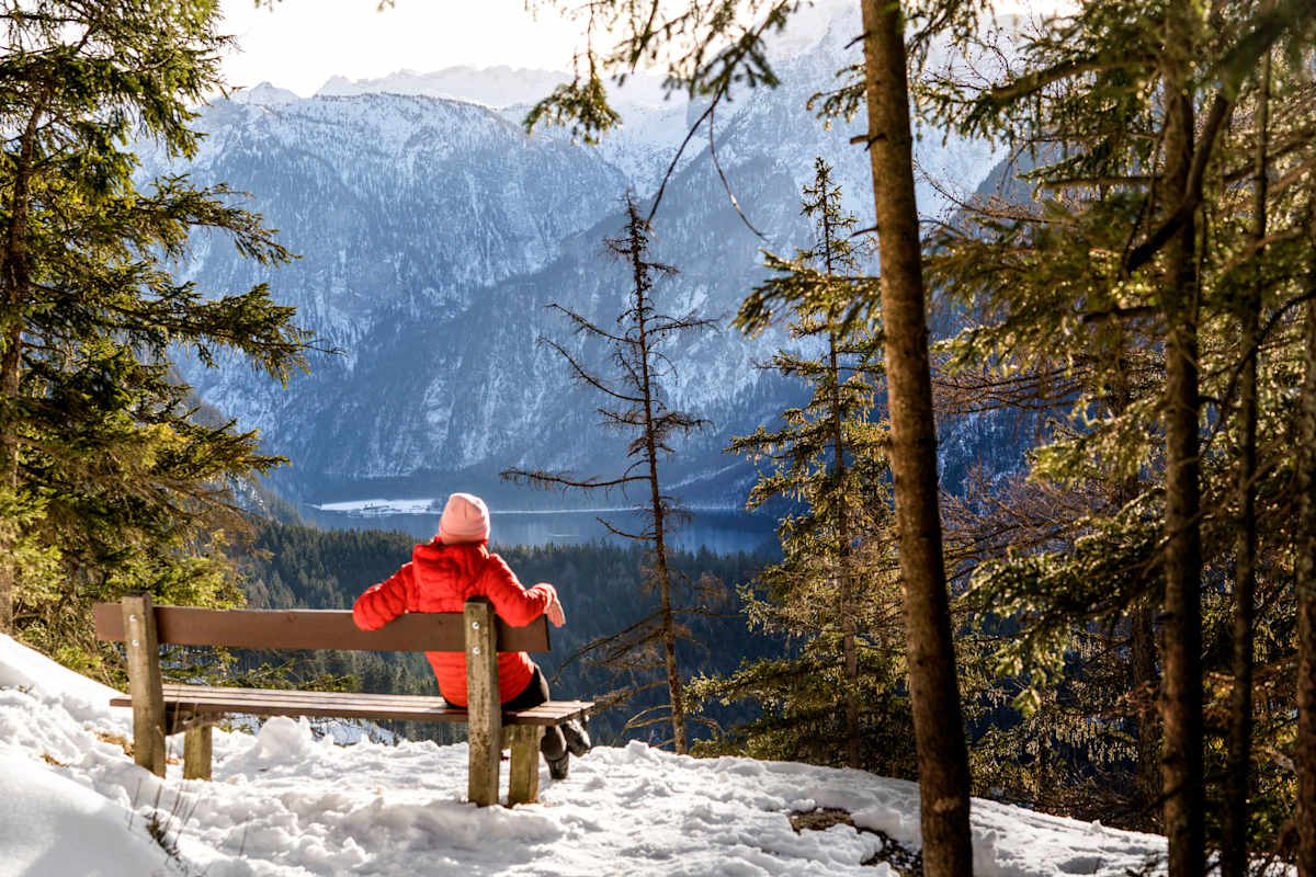 Eine Frau sitzt auf einer Bank