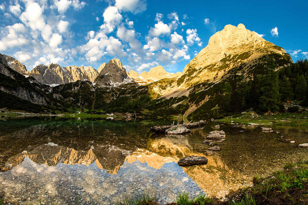 Ehrwalder Sonnenspitze und Vorderer Drachenkopf am Seebensee in Tirol