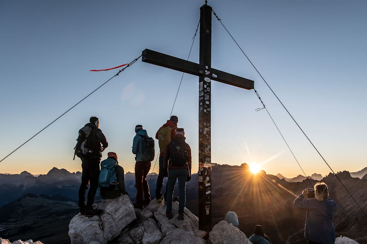 Sonnenaufgang am Schlern – ein goldener Moment, der dir noch lange in Erinnerung bleiben wird.