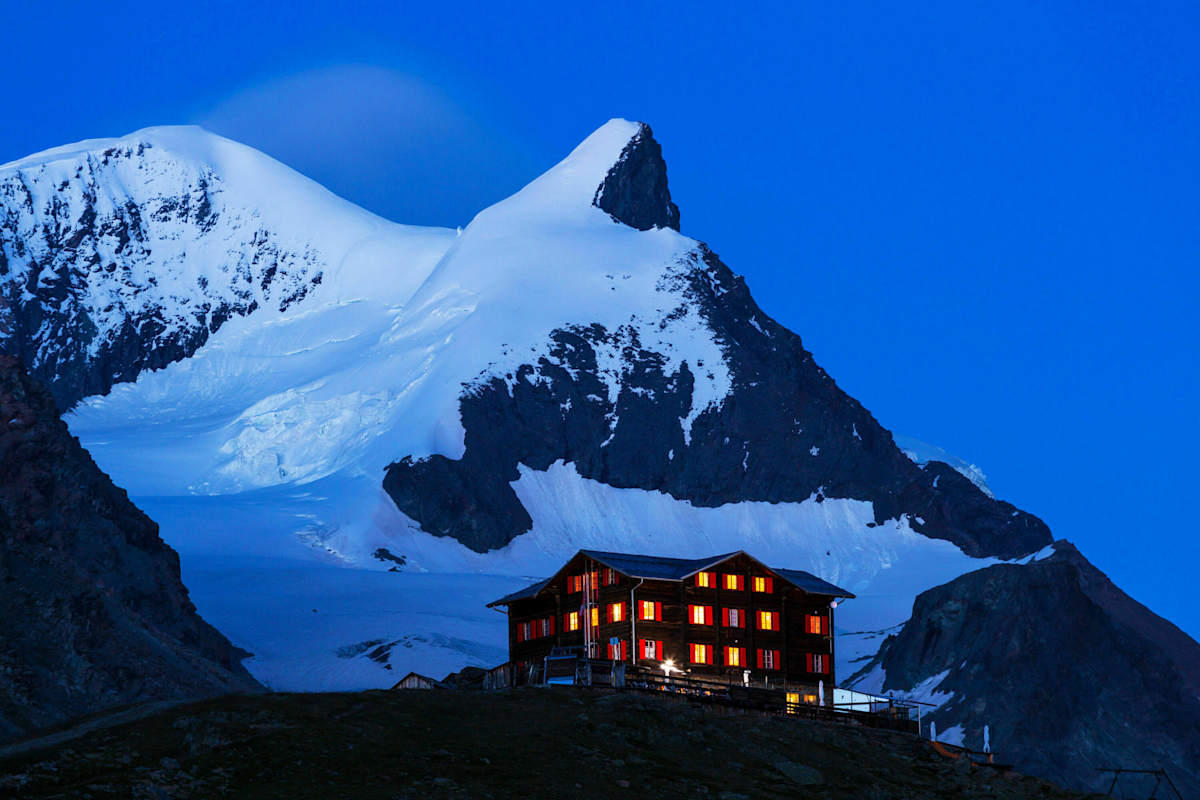 Walliser Alpen: Das Berghaus Fluhalp vor Strahlhorn und Adlerhorn