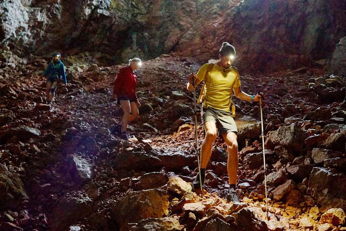 Wanderin in einem Höhleneingang