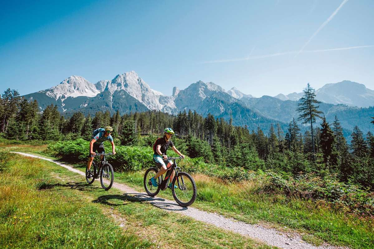 Radfahrer am Weg zur Hütte.
