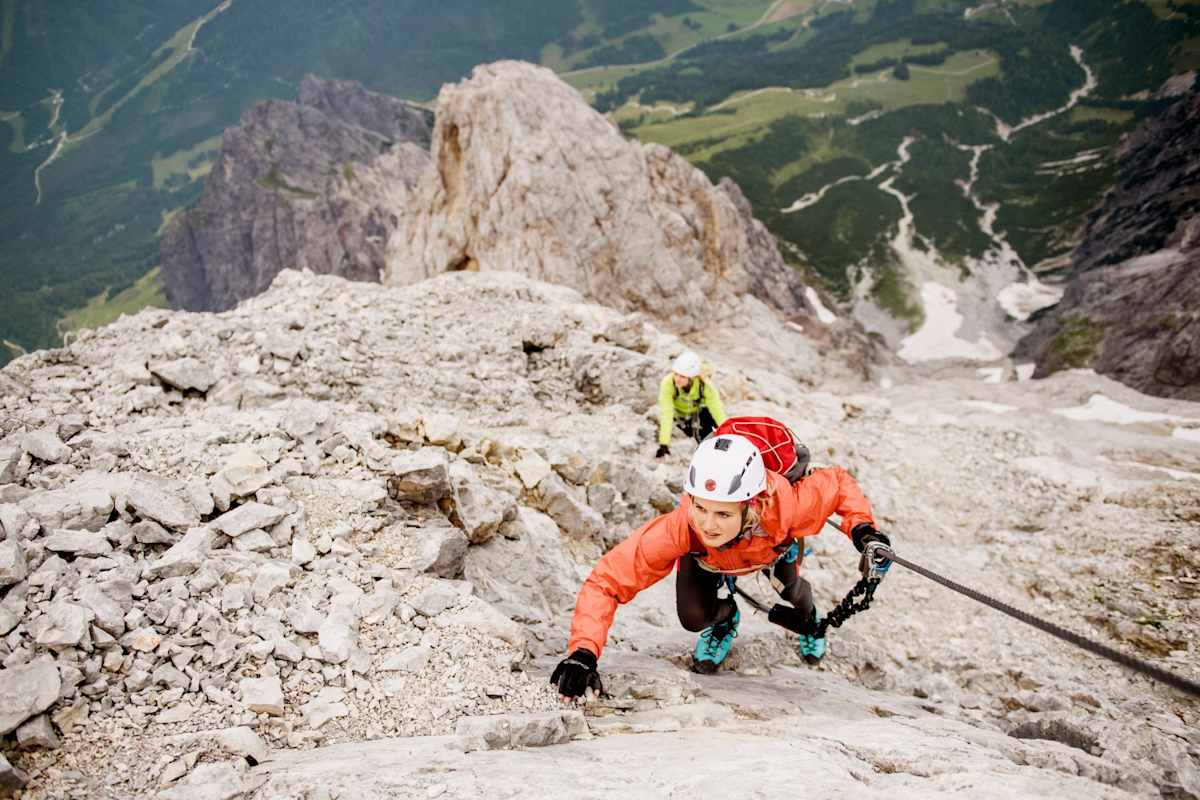 Zwei Kletterer kurz vor dem Gipfel.