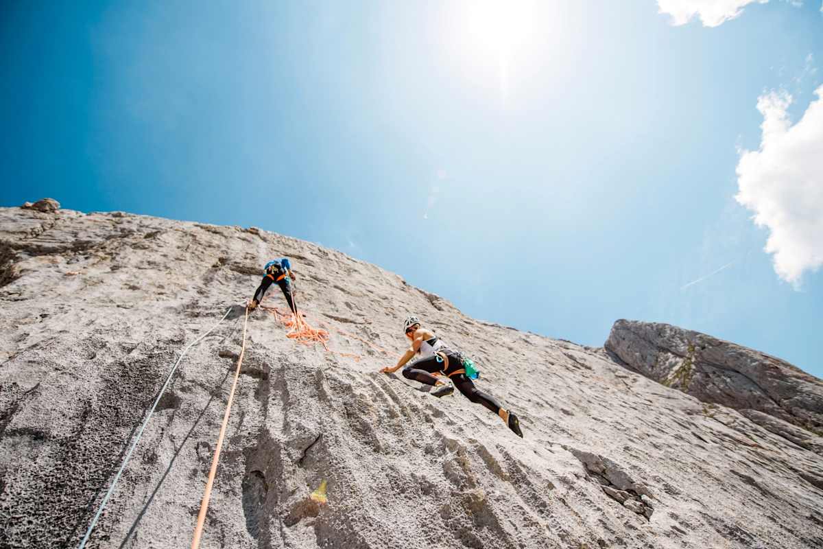 Kletterer auf einer steilen Felswand.