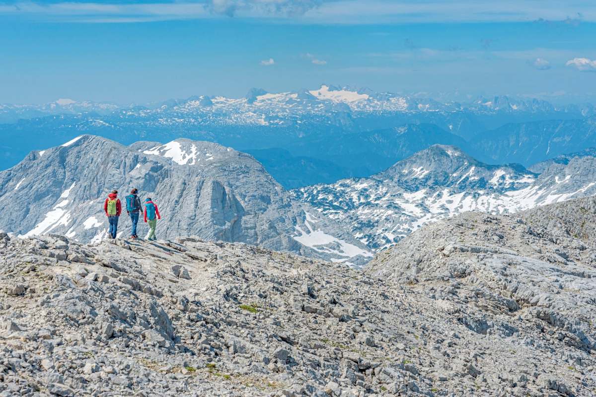 Wanderer gehen am Kamm entlang.
