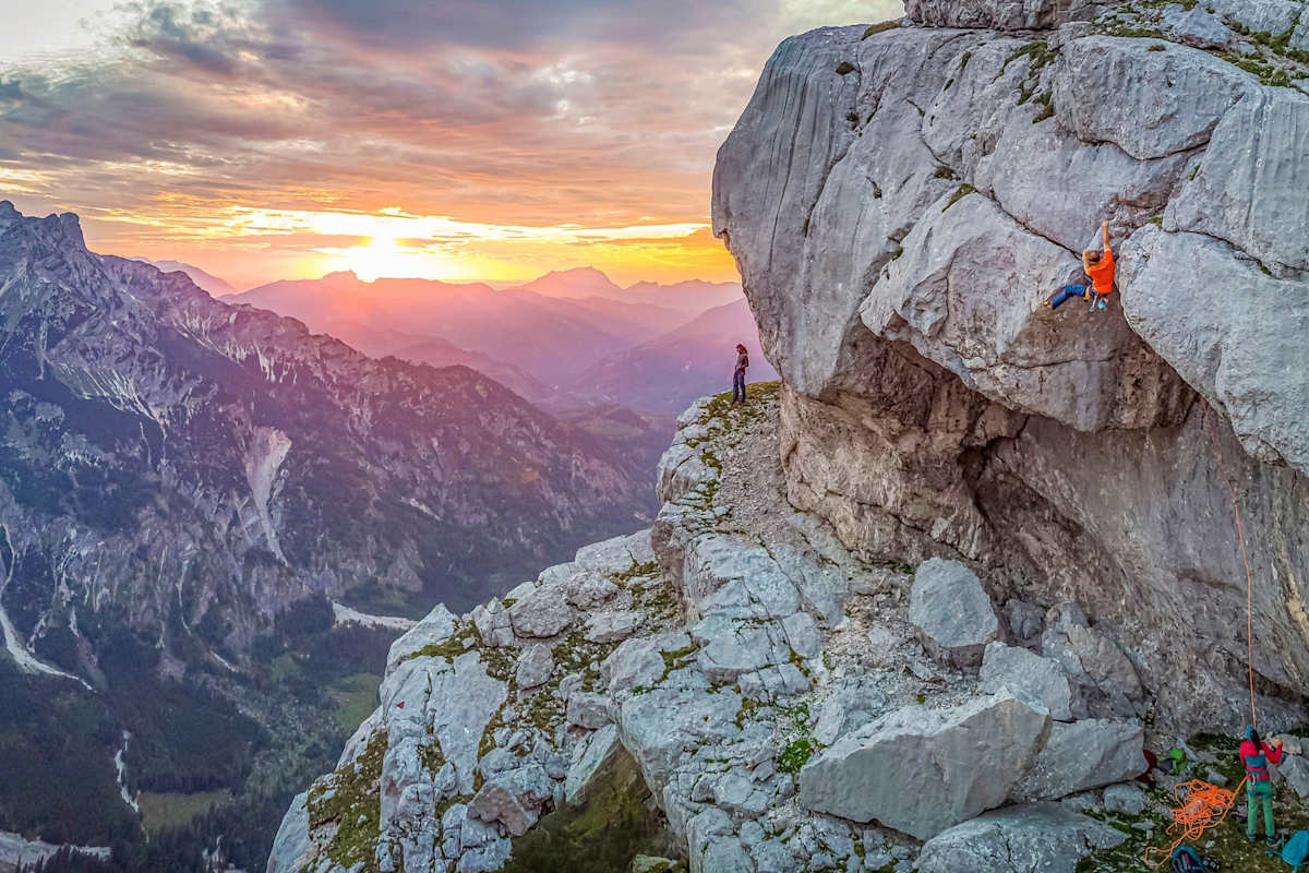 Kletterer bezwingen einen steilen Fels.