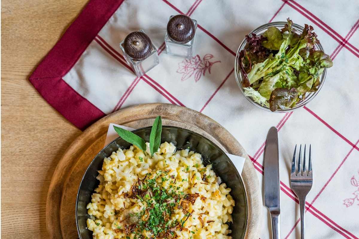 Kasnocken serviert mit einem Salat.