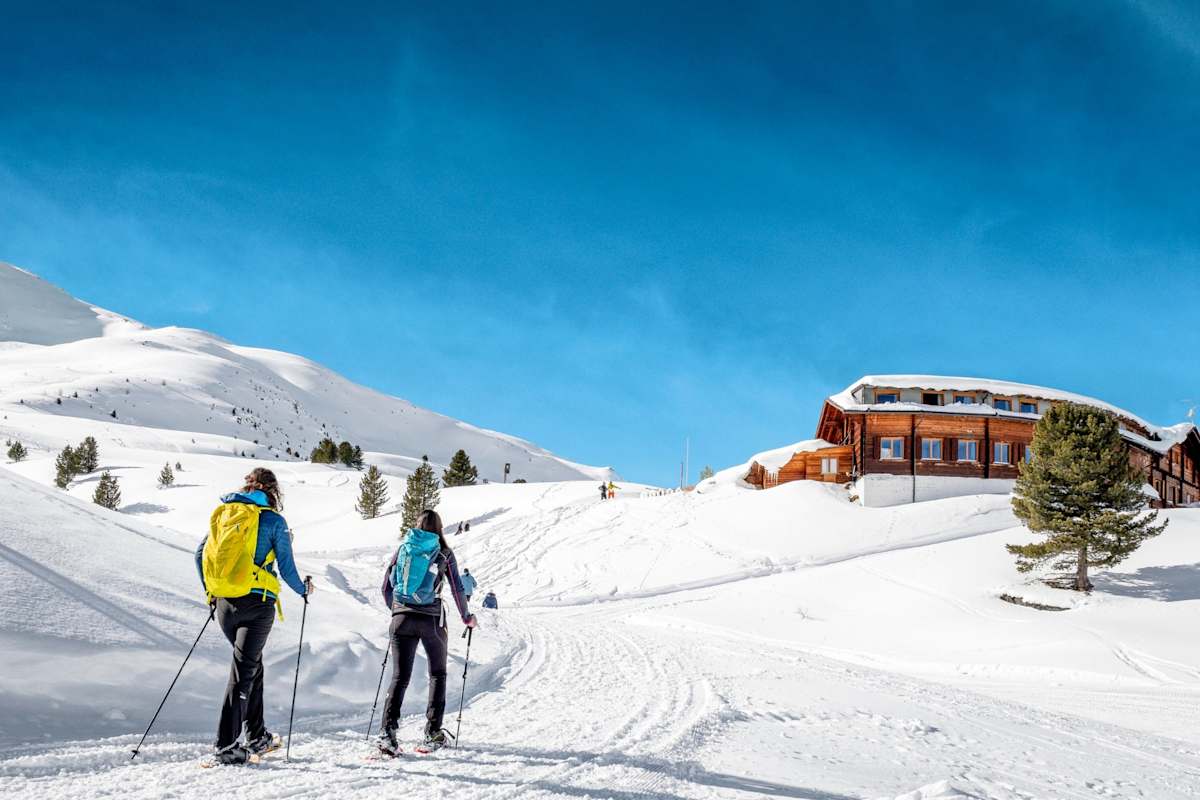 Tourengeher in der Alpenlandschaft.
