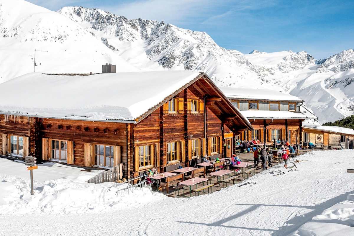 Die Berghütte Masleben umgeben von weißen Schneehängen.  