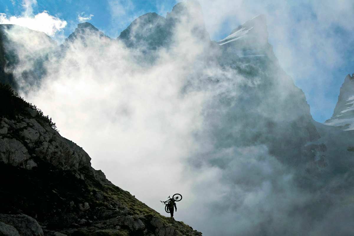 Mountainbiker im Gebirge