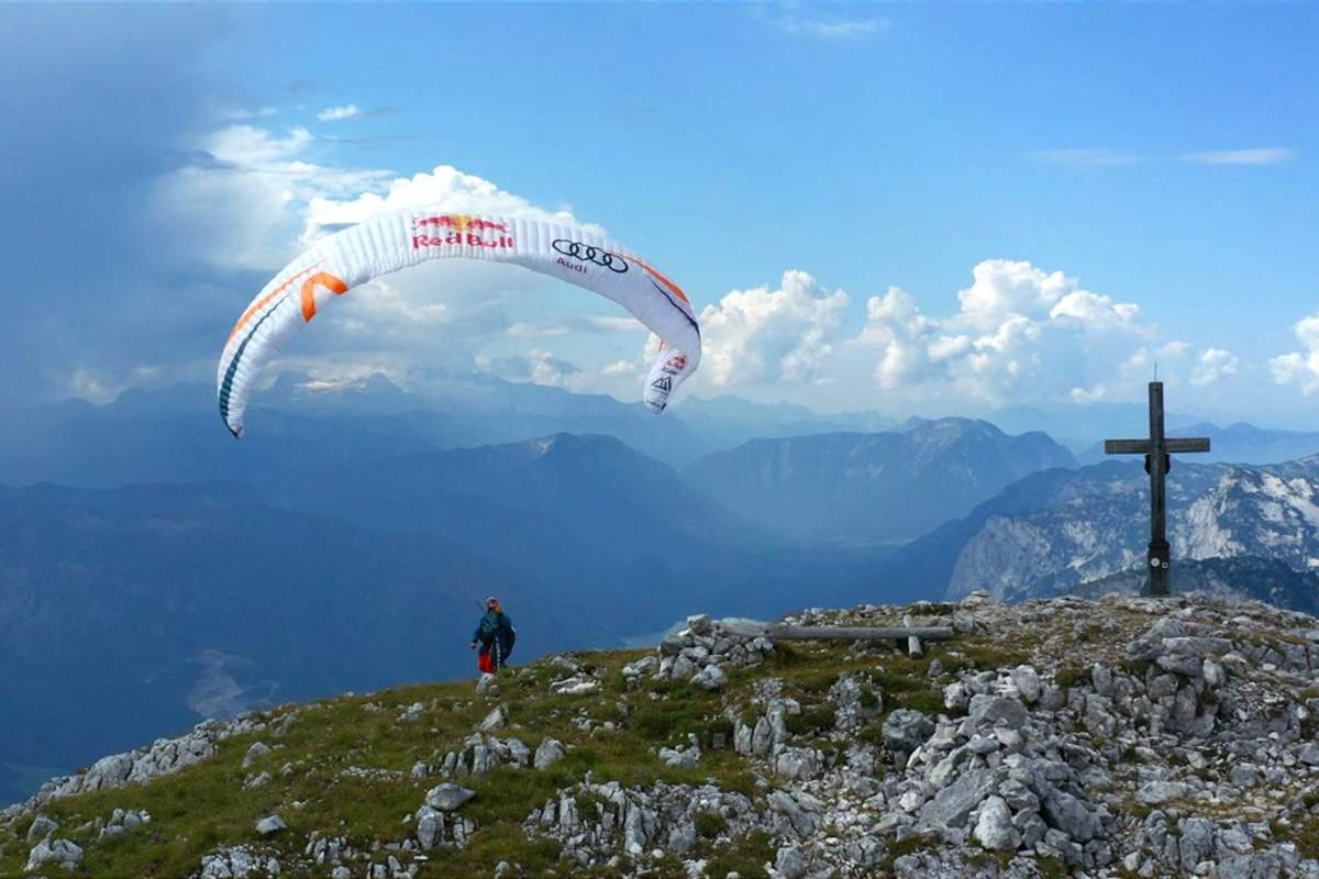 Paragleiter bei Gipfelkreuz, Totes Gebirge