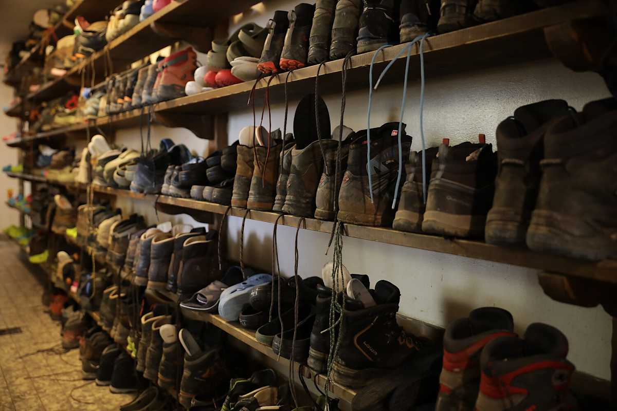 Trockenraum (Stinkerraum) mit vielen Wanderschuhen in einem Regal