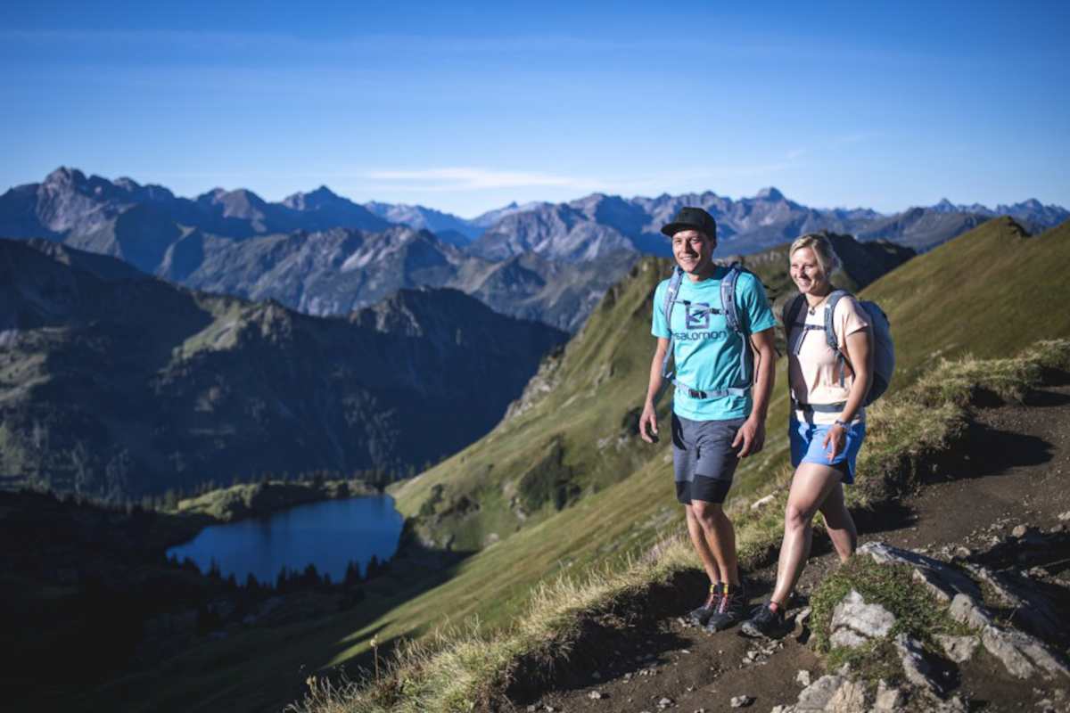 Der Höfatsweg von der Bergstation der Nebelhornbahn zum Zeigersattel eröffnet sagenhafte Tiefblicke auf den Seealpsee.