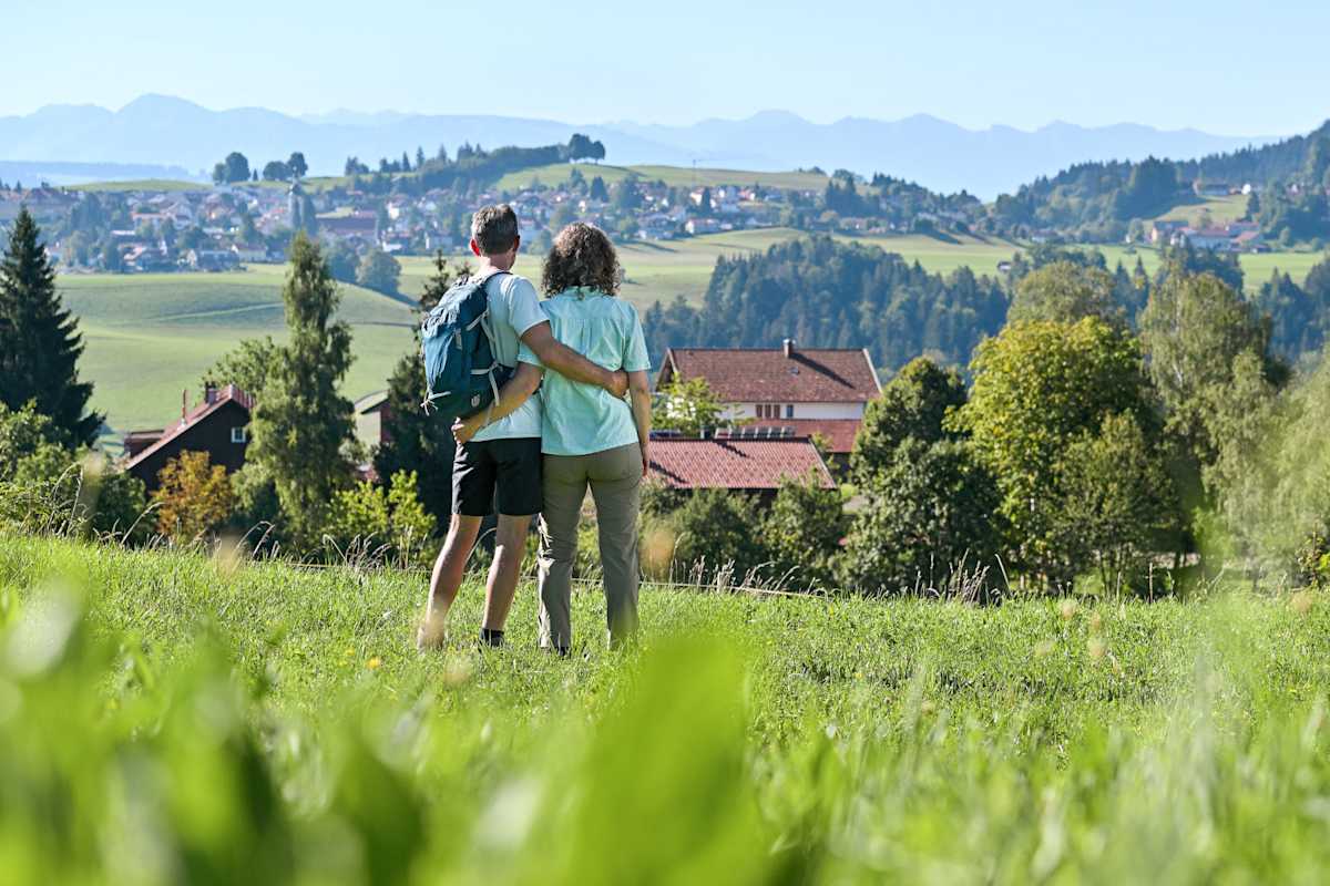 Eine Frau und ein Mann schauen auf ein Dorf