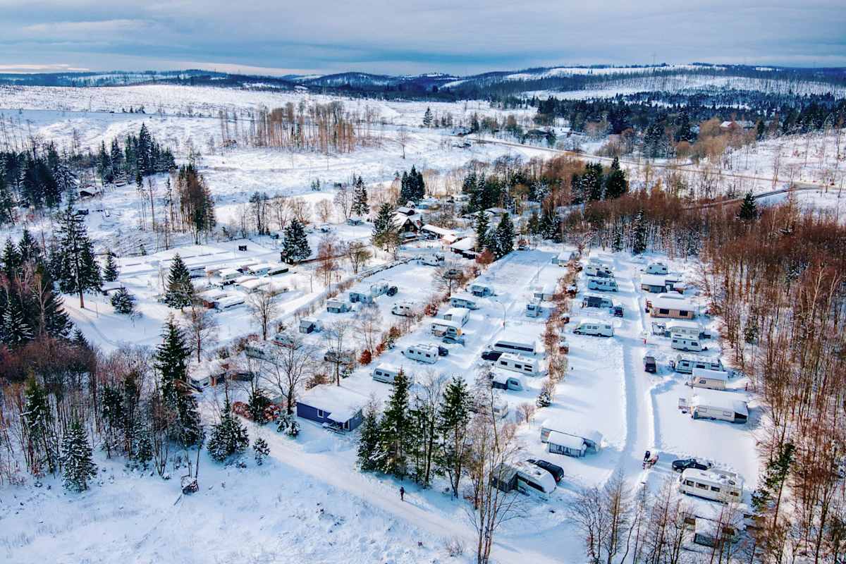 Der winterlich verschneite Camping Braunlage aus der Vogelperspektive.