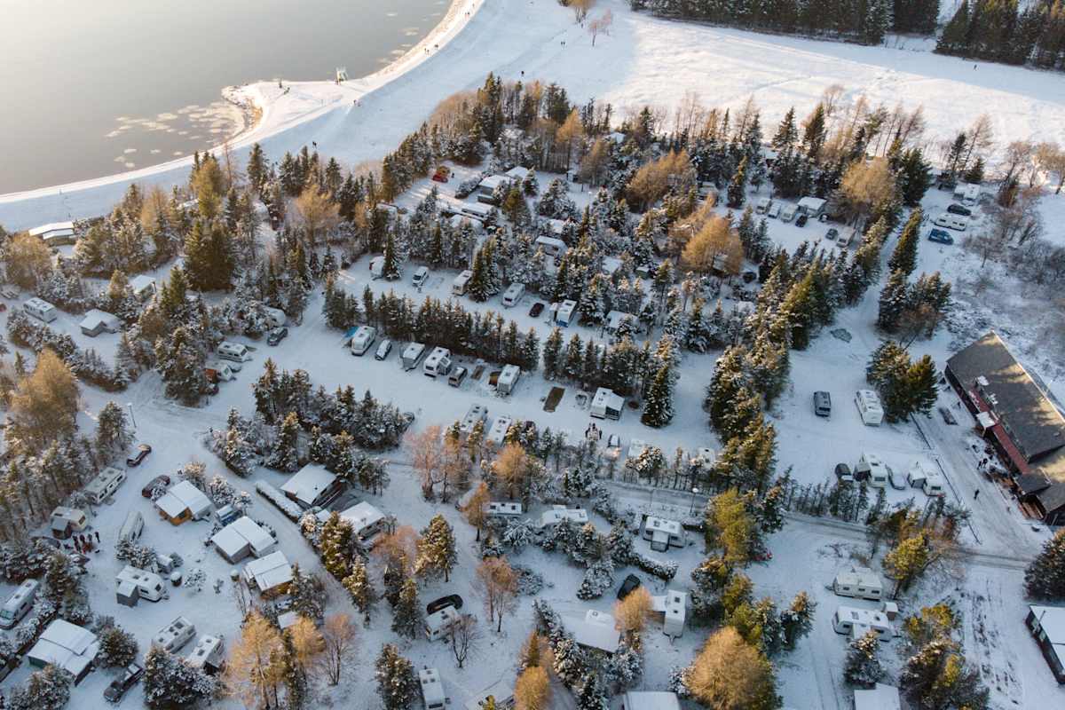 Luftaufnahme vom winterlich eingeschneiten Camping Galgenteich im sächsischen Erzgebirge.
