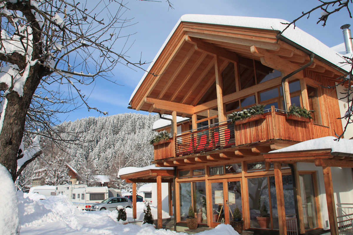 Ein großer Aufenthaltsraum sorgt im Alpencamp Kötschach-Mauthen für Gemütlichkeit.