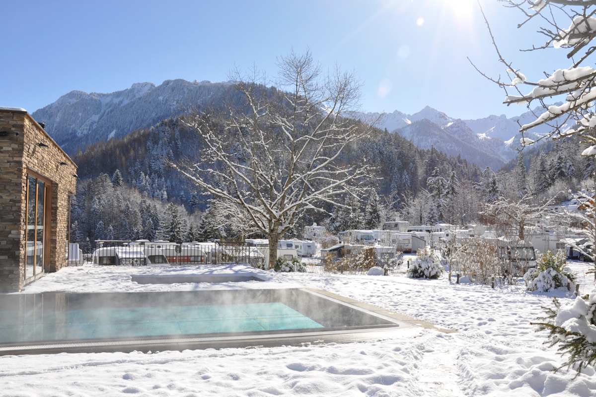 Im Alpencamp Nenzing schweben Wintersportler im siebten Himmel: Nach einem erlebnisreichen Tag im Schnee lädt das beheizte Freibad zum Entspannen ein.