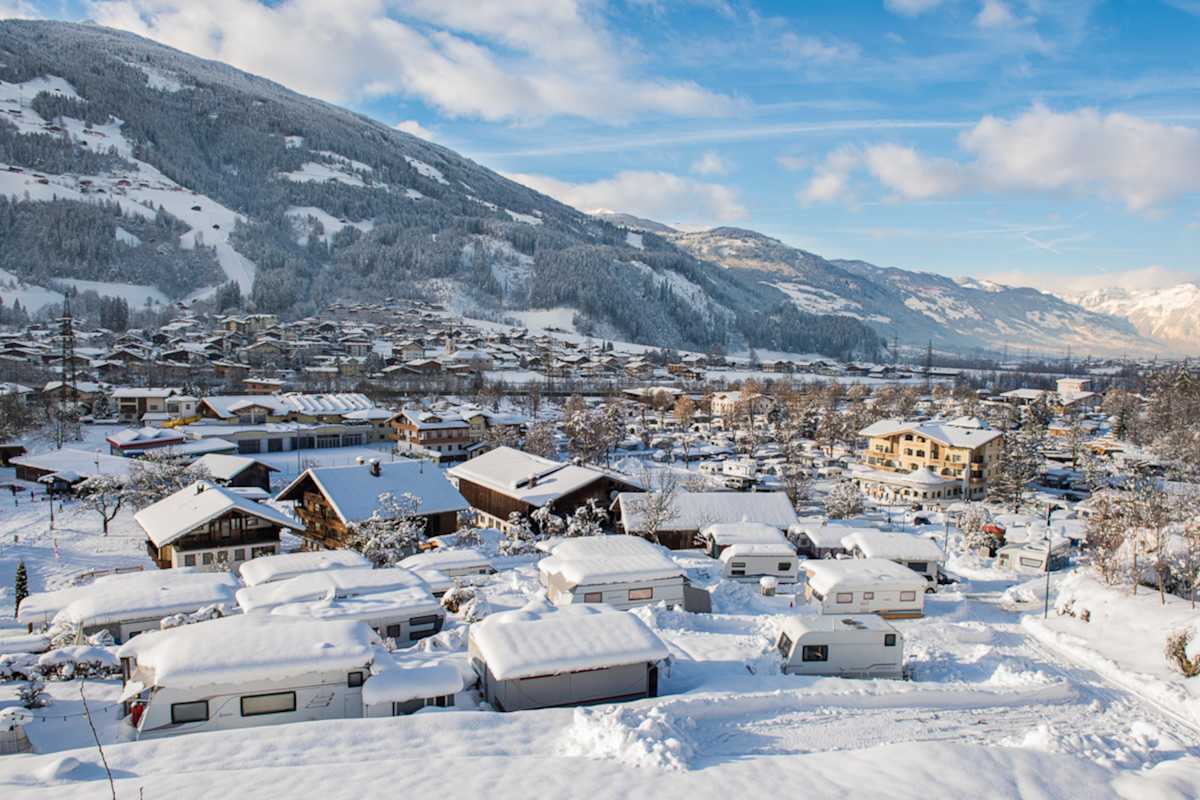 Blick auf das winterliche-weiße Aufenfeld Erlebnis Resort im Zillertal.