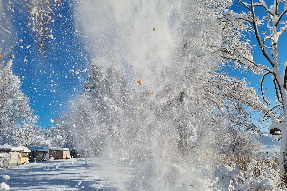 Auf dem Camping Unterägeri am Ägerisee glitzert der Schnee in der Sonne.
