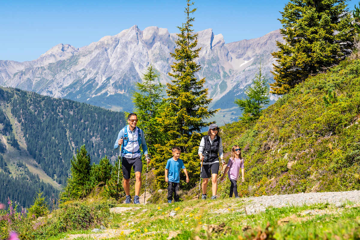 Eine Familie geht im Paznaun wandern.