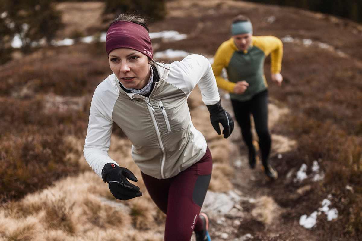 Zwei Läufer in den Bergen mit der neuen Nordic Kollektion von Löffler.