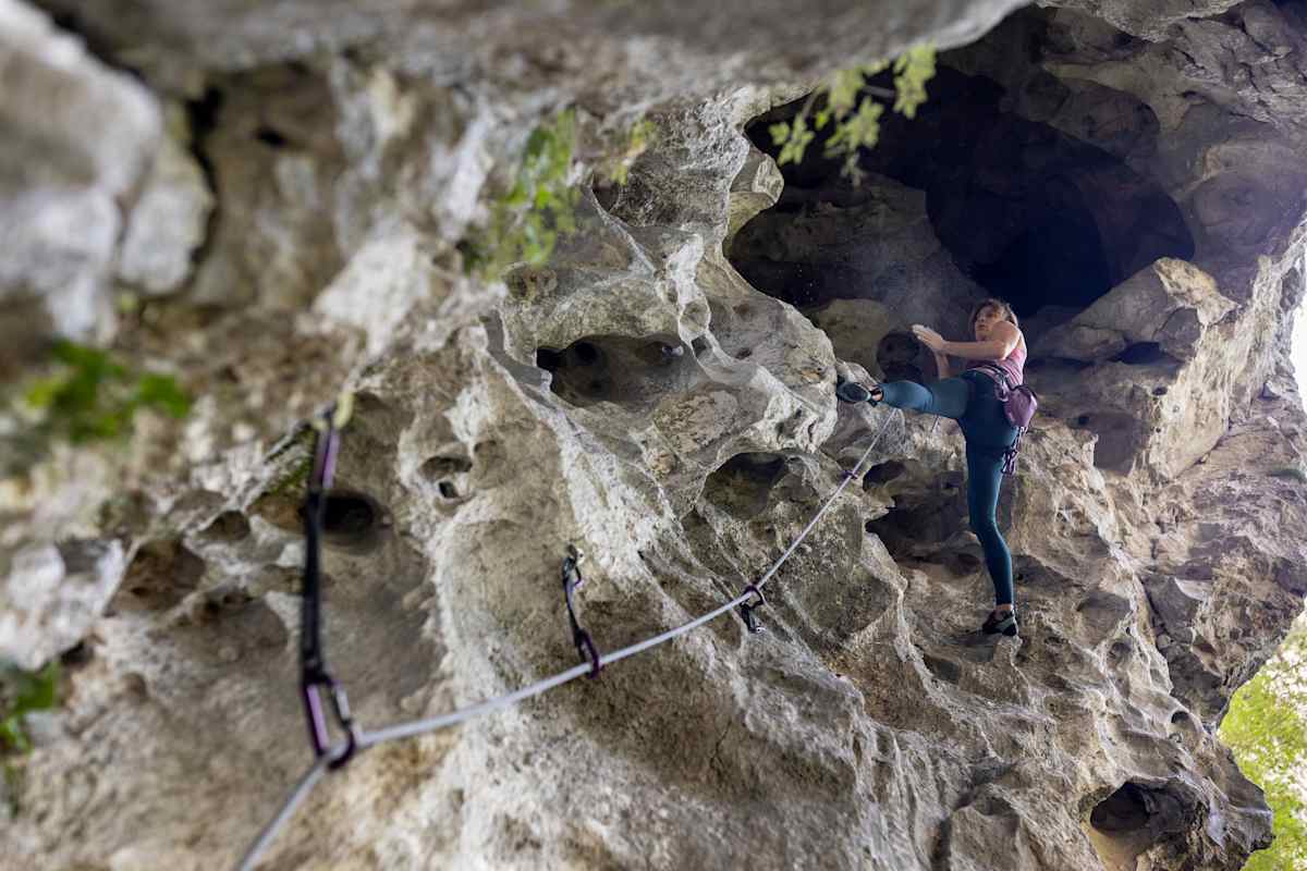 Beim Klettern am Fels endet die Route häufig in einem Ring, einer Kette oder zwei Laschen – dann musst du das Seil selbst umbauen