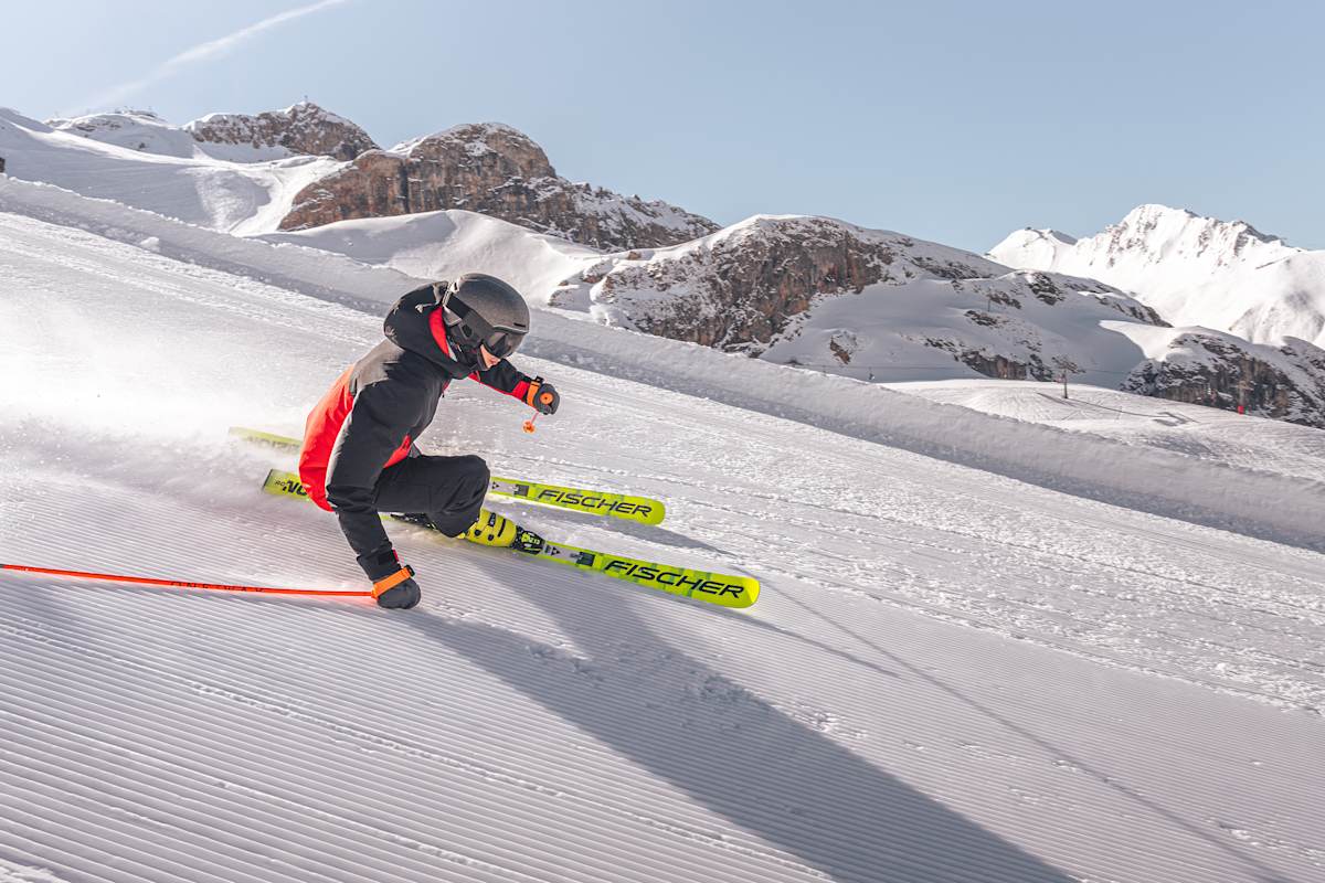 Ein Skifahrer fährt eine perfekt präparierte Piste hinunter.