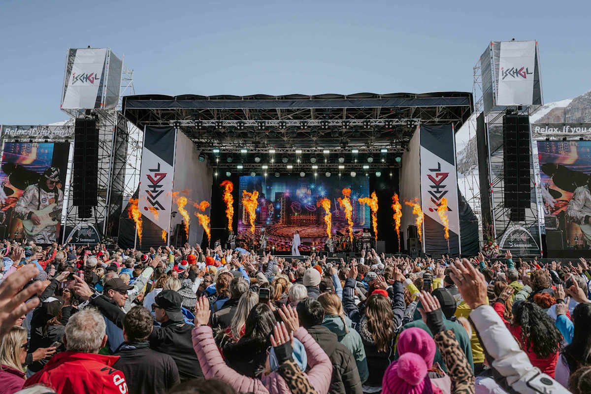 Eine Bühne in Ischgl auf der ein Popstart steht.