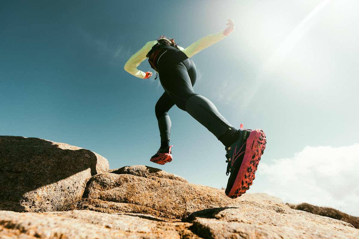 Leicht, flexibel und atmungsaktiv – eine gute Lauftight macht auf anspruchsvollen Trails jede Bewegung mit.