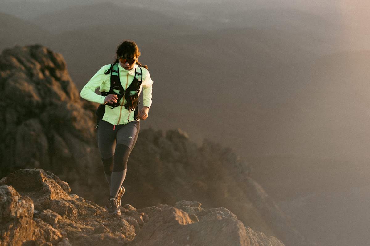 Das Wetter kann in den Bergen schnell umschlagen, eine Regenjacke gehört deshalb immer ins Gepäck.
