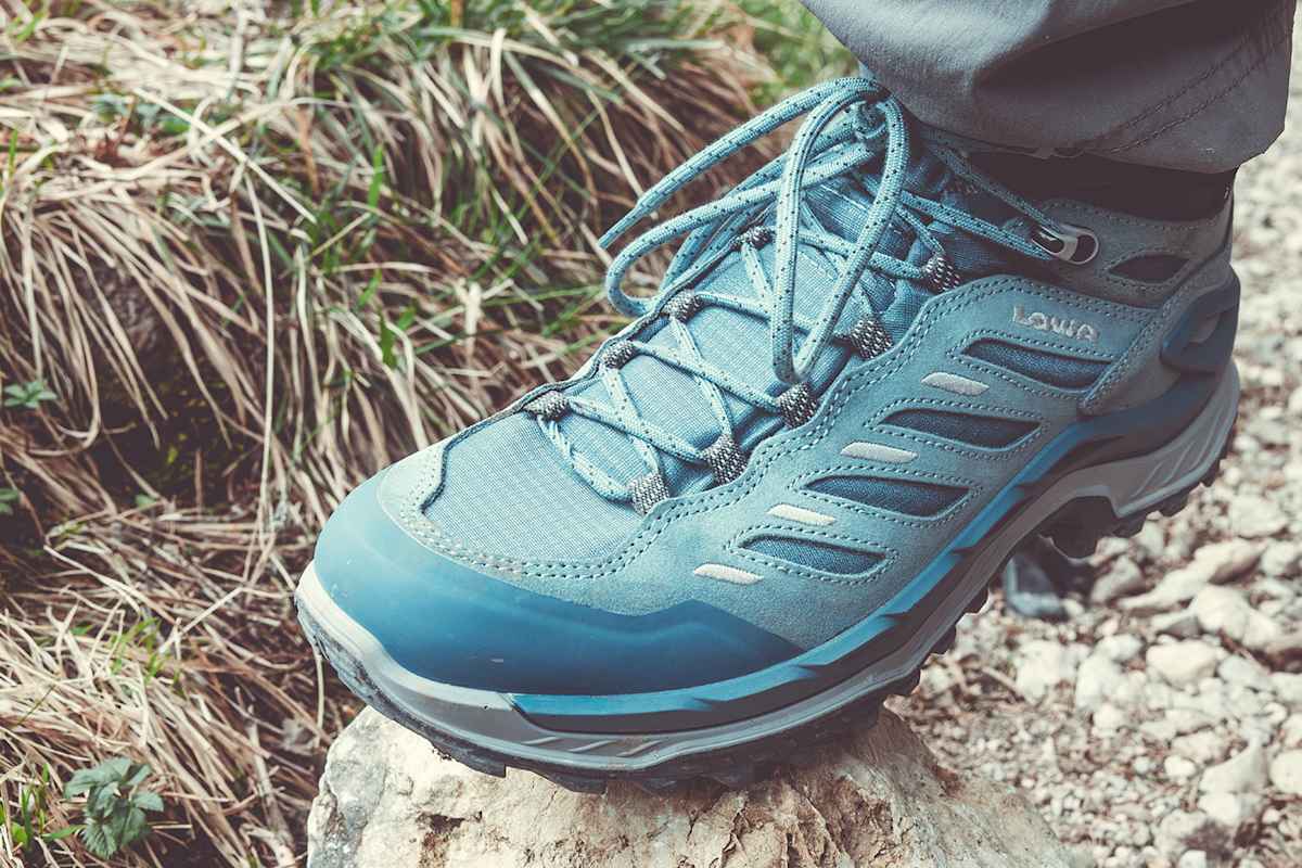 Beim Wandern setzt Jacqueline auf den neuen LOWA INNOVO GTX MID WS.