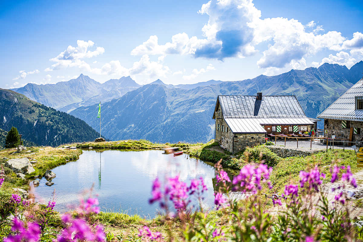 Eine idyllische Hütte in den Alpen.