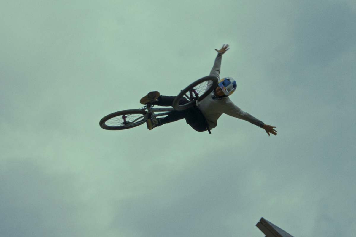 Ein Mann macht einen Stunt mit seinem Fahrrad in der Luft.