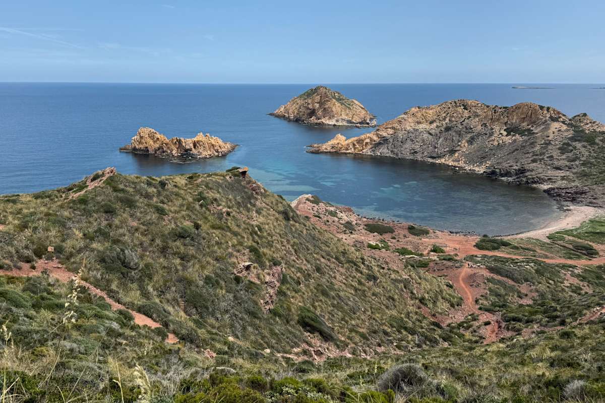 Auf der Etappe von Platges de Fornells nach Camí des Alocs geht es immer wieder auf und ab.