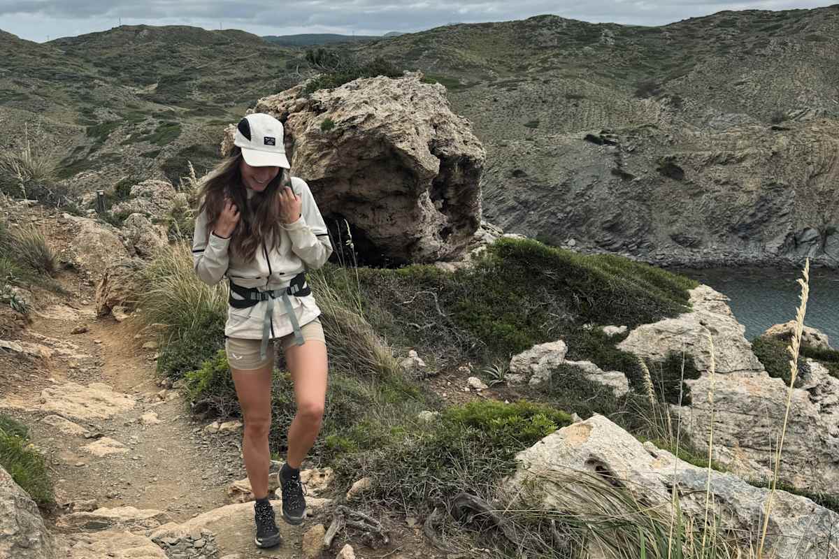 Leicht, vielseitig, robust und funktional – bestens ausgestattet waren Heidi Messner und ihre Eltern auf dem Camí de Cavalls mit der neuen Puez Trekking Kollektion von Salewa.