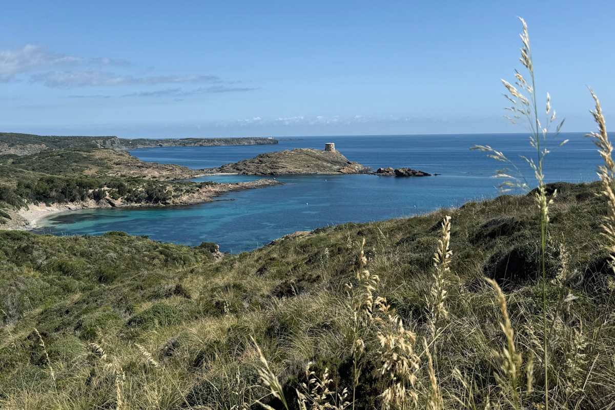 Die Etappe von Sa Mesquida nach Port d´Addaia bietet einsame Badebuchten, charmante Dörfer und viel Natur.