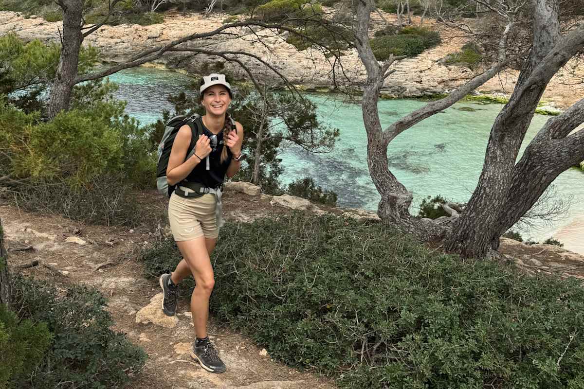 Die abwechslungsreiche Landschaft des Camí de Cavalls und die funktionale Trekking-Bekleidung von Salewa sorgen unterwegs für gute Laune. Immer auf Heidis Kopf: Die Hemp Flex 5 Panel Cap als luftiger Schutz gegen die Sonne.