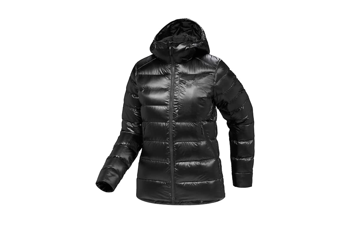 Warm, strapazierfähig und leicht – durch ihren innovativen Materialmix aus Gänsedaunen und PrimaLoft bietet die Arc’teryx Cerium SV angenehme Wärme bei jedem Wetter.