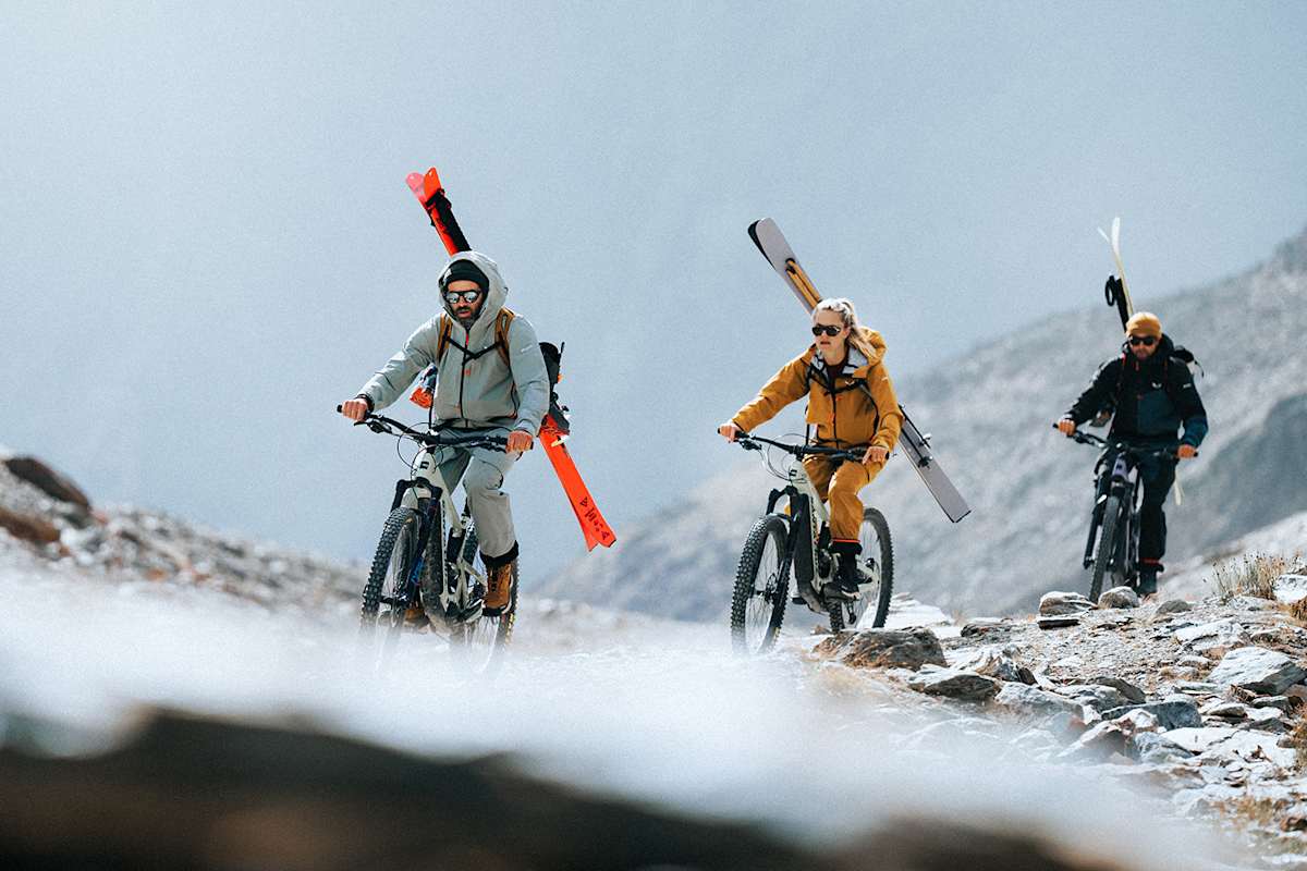 Skitouring kombiniert mit Wandern und Mountainbiken – kein Problem mit der neuen „Sella Free“-Kollektion von Salewa.