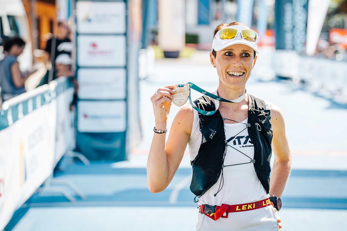 Trailrunnerin Sandra Saitner mit einer Medaille in der Hand